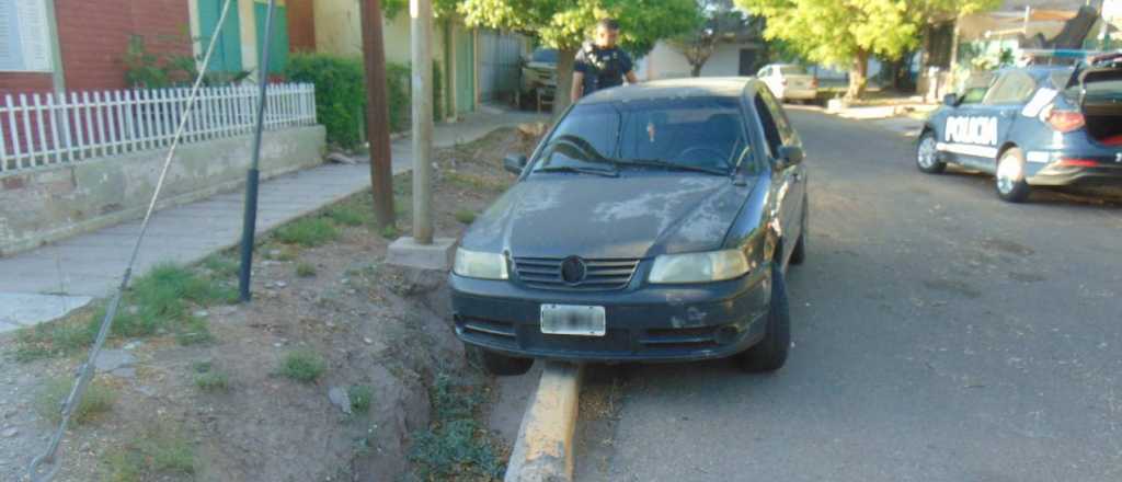 Manejaba ebria, chocó, terminó en la acequia y se peleó con la policía