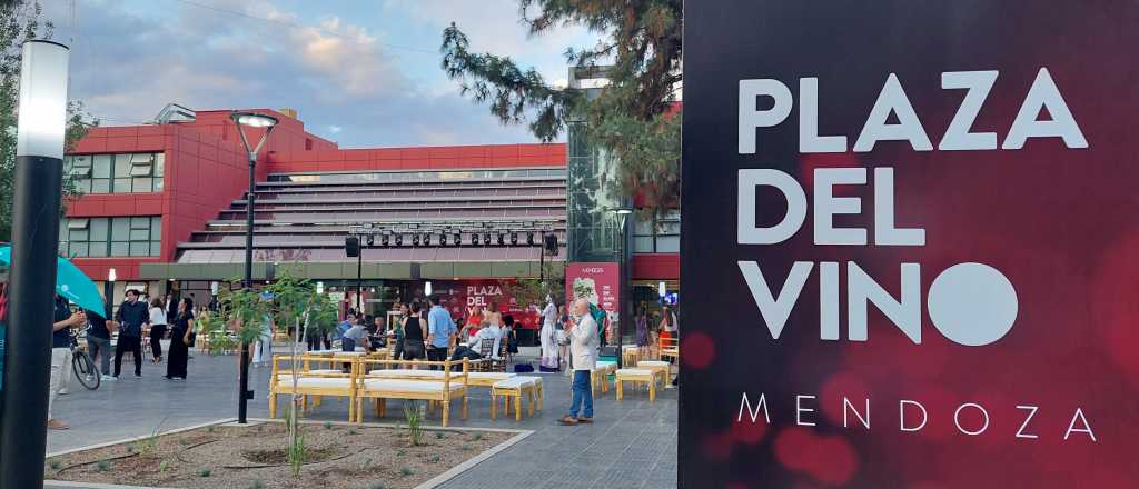 Quedó inaugurada la Plaza del Vino frente al Bustelo y la Enoteca