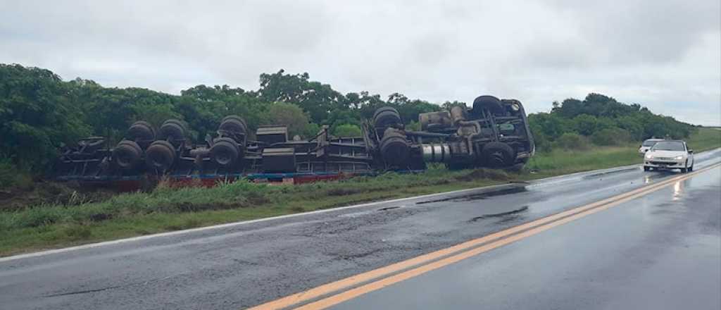 Camionero mendocino volcó en Entre Ríos y hay un bombero herido