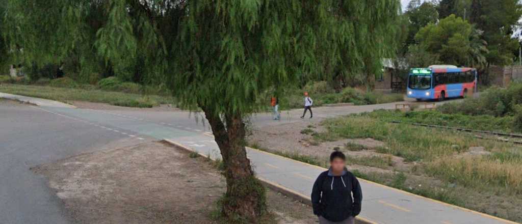 Un hombre chocó contra un árbol y está grave en el Hospital Central