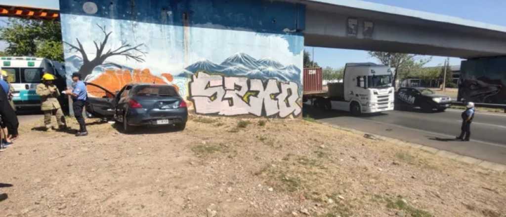 Un hombre chocó contra el Puente de Hierro y su ex dijo que quiso matarla