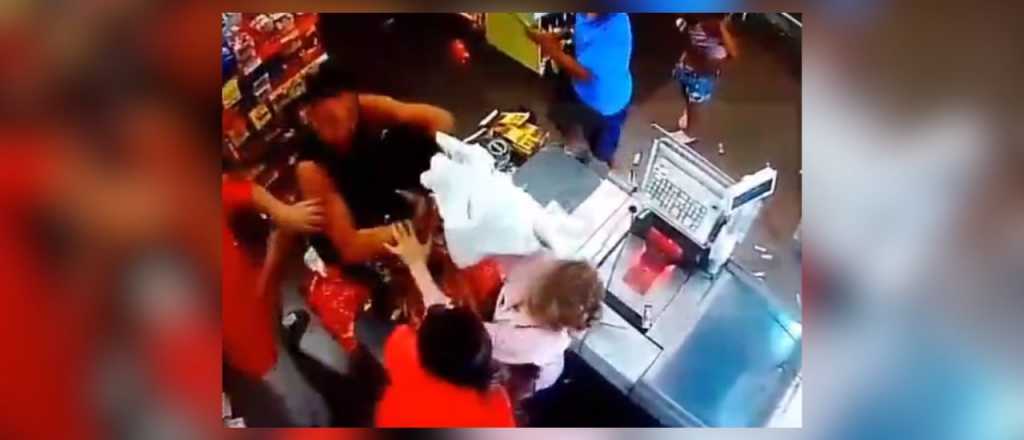 Video: enfureció por los precios y desató una batalla en un almacén