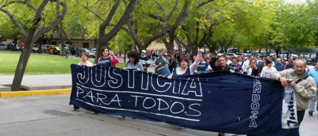 Video: judiciales a las piñas en la explanada de Tribunales