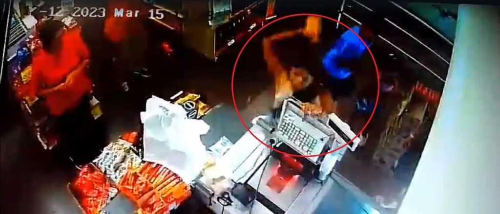 Video: pareja se peleó a piñas con el dueño del local por el precio de las galletitas