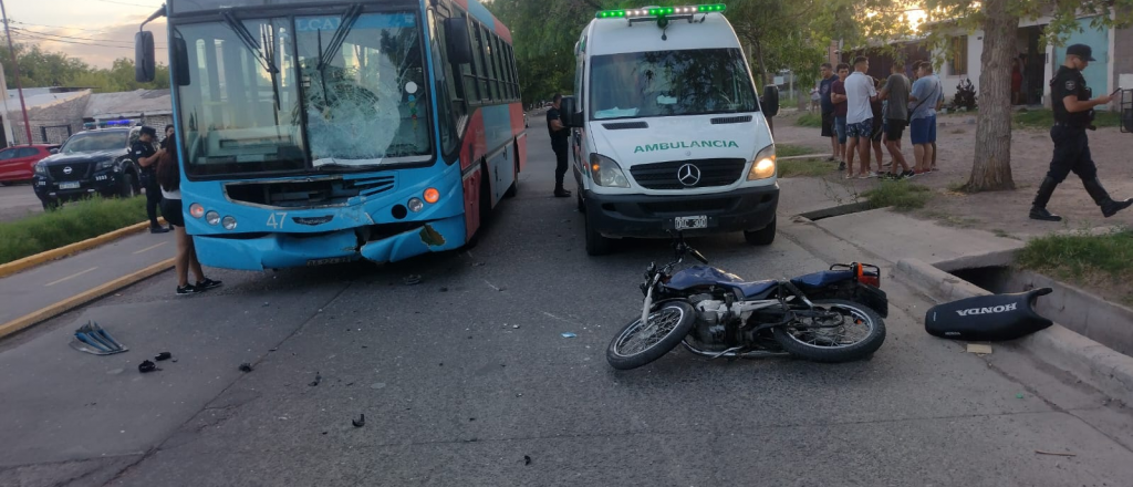 Choque entre un micro y una moto, un joven está grave