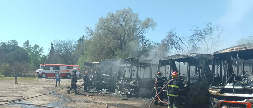 Se incendiaron 6 colectivos y hay dos heridos en San Rafael