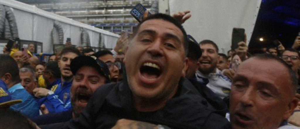 Rodeado de una multitud, votó Riquelme y agradeció a los hinchas