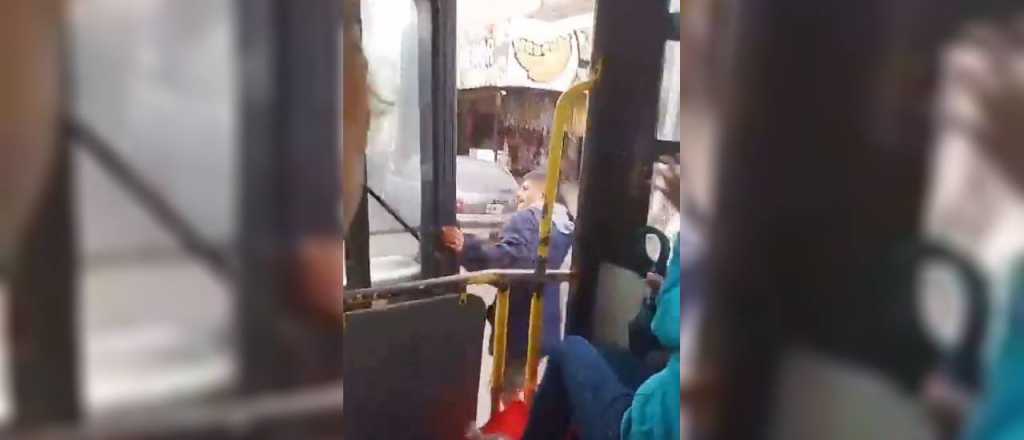 Video: un remisero enloqueció y le reventó los vidrios a un micro