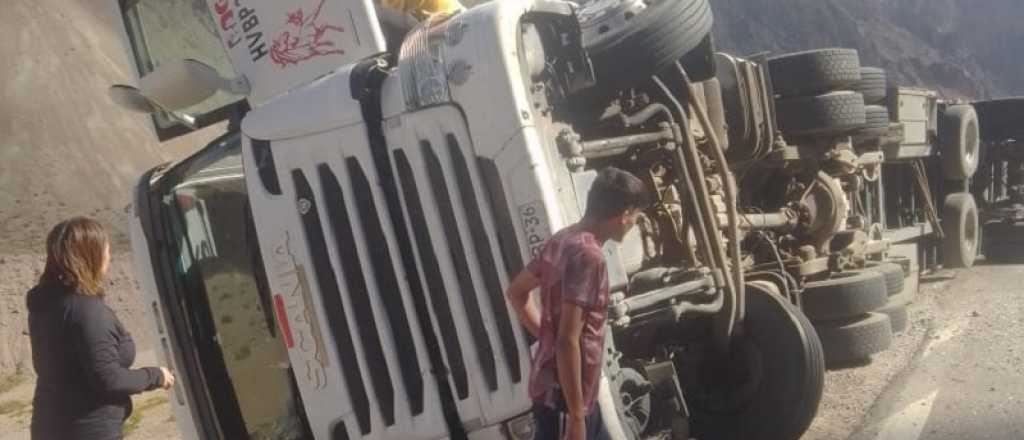 Dos vuelcos en Ruta 7: un camión y un auto fuera de control