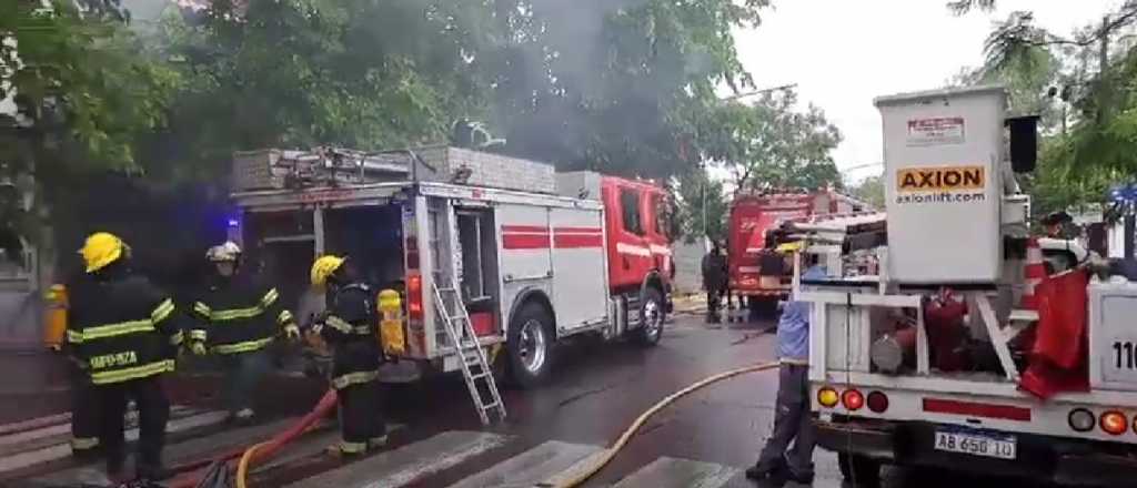 Video: a metros de Bodegas López, se incendió una conocida metalúrgica