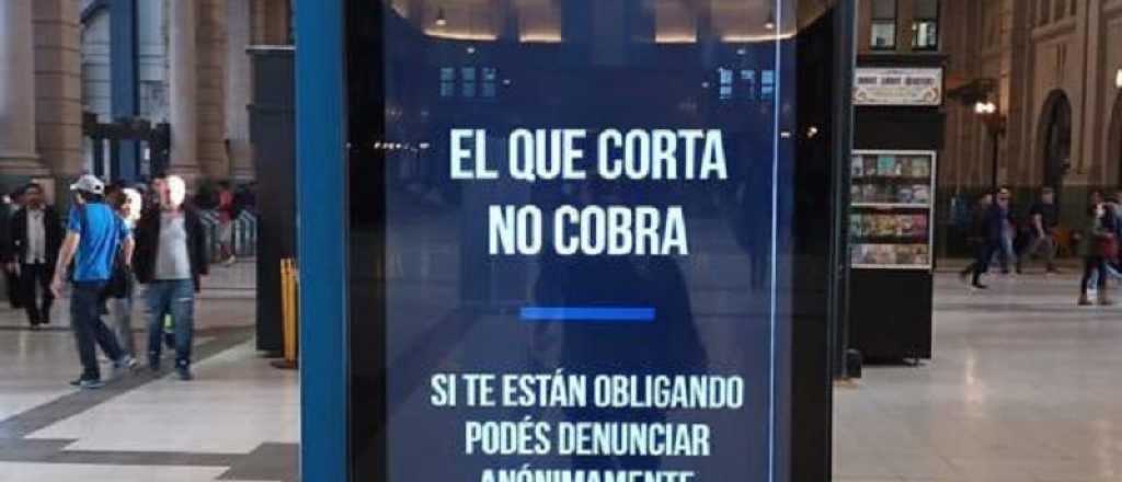 "El que corta no cobra": los carteles que pusieron en las estaciones de tren