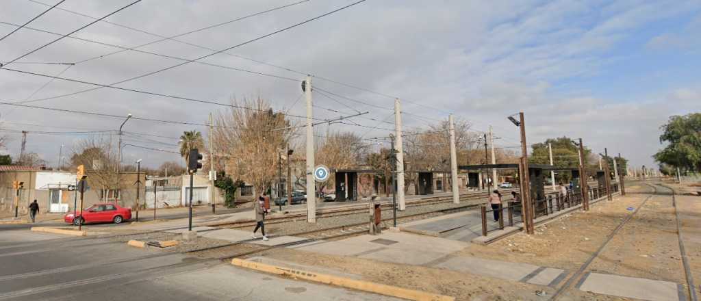  Le robaron el celular mientras esperaba el Metrotranvía