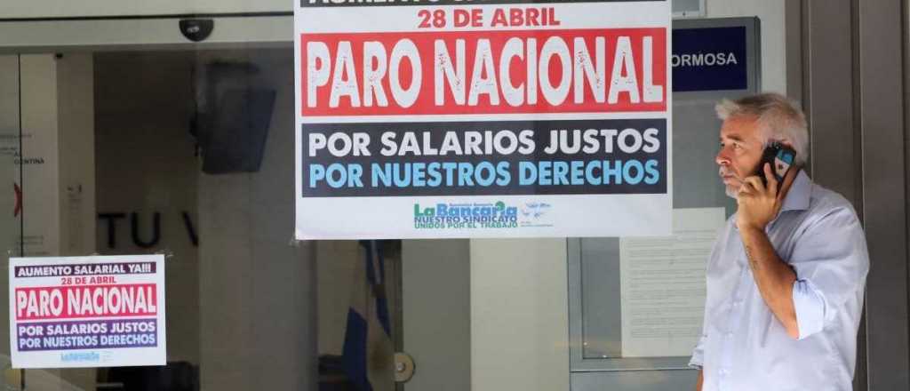 Milei restringe los paros: no podrán cerrar bancos ni escuelas, y otras claves