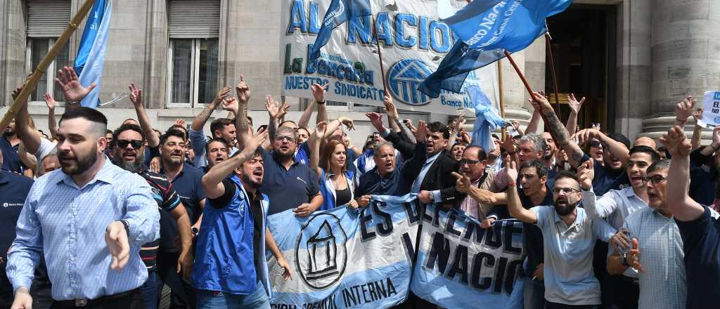 Empleados del Banco Nación marcharon en contra del DNU de Milei