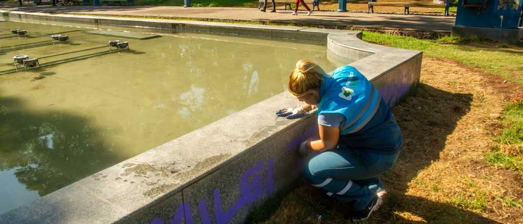 Vandalizaron la Plaza Independencia y buscan identificar a los culpables