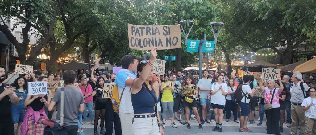 Fotos y videos: cacerolazo en el Kilómetro 0 contra las medidas de Milei