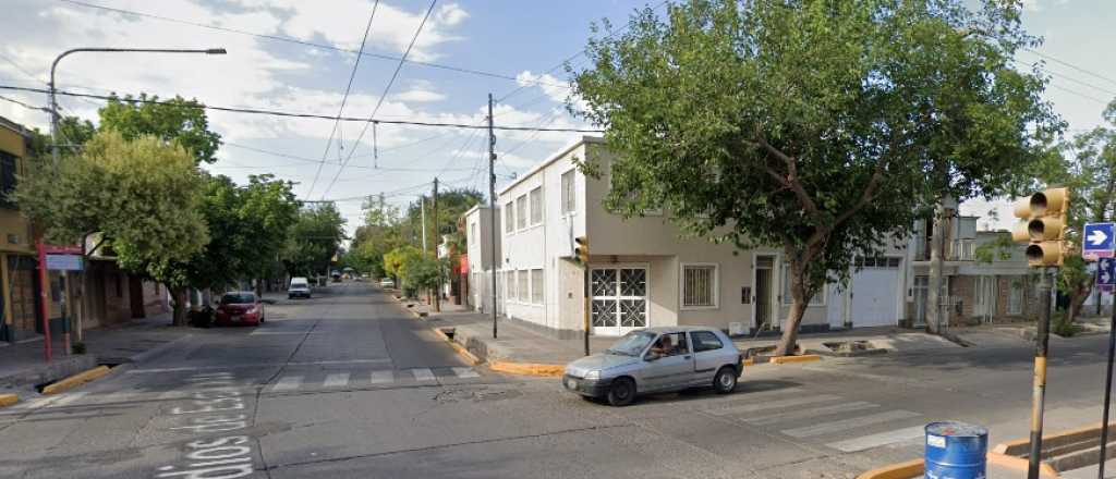 Esperaba en un semáforo y le robaron el auto en Dorrego