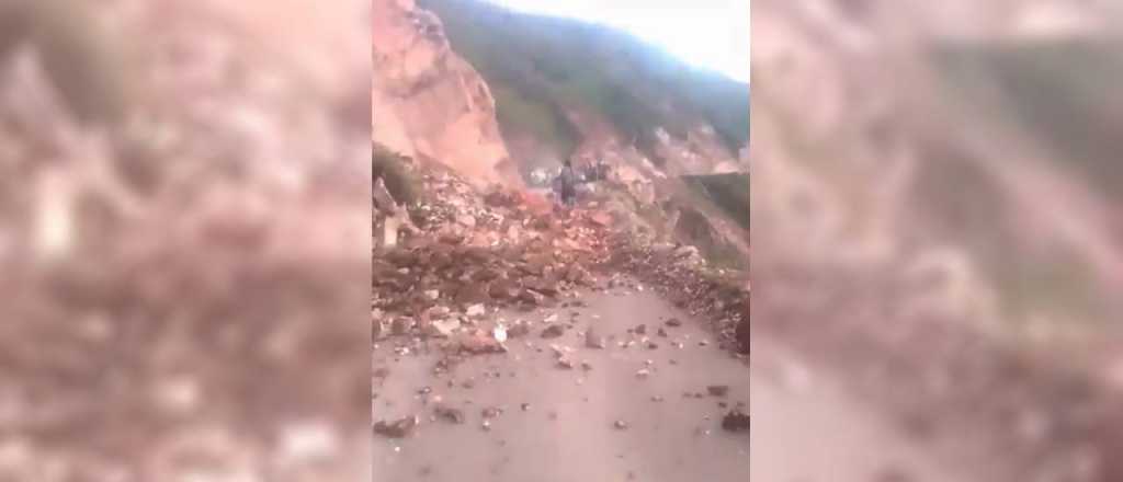 Video: una "bruja" quiso detener un derrumbe y terminó aplastada