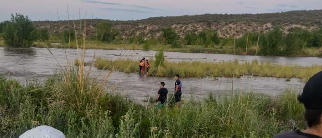 Rescataron a un niño que estaba atrapado en una isla del Río Tunuyán