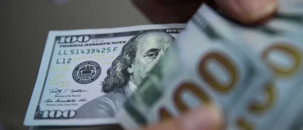 El dólar blue rompió otro récord y cerró a $1.300