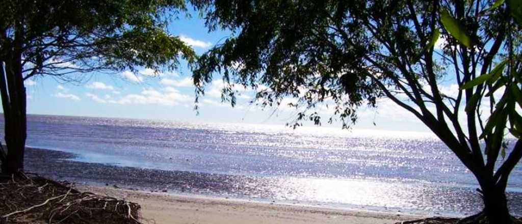 La hermosa playa de arena blanca ubicada a una hora y media de CABA