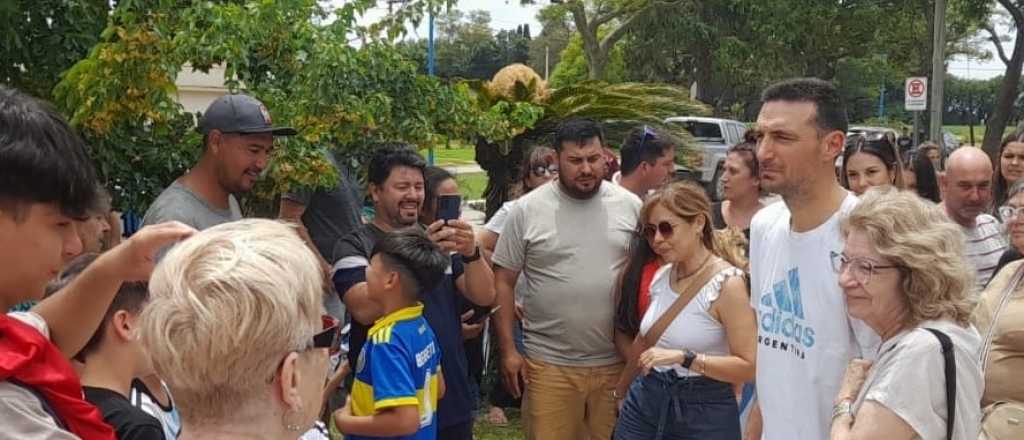 ¡Es un ídolo! una caravana de autos saludó a Scaloni en Año Nuevo en Pujato