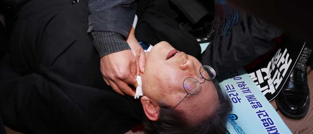 Videos: apuñalaron a un político opositor en Corea del Sur