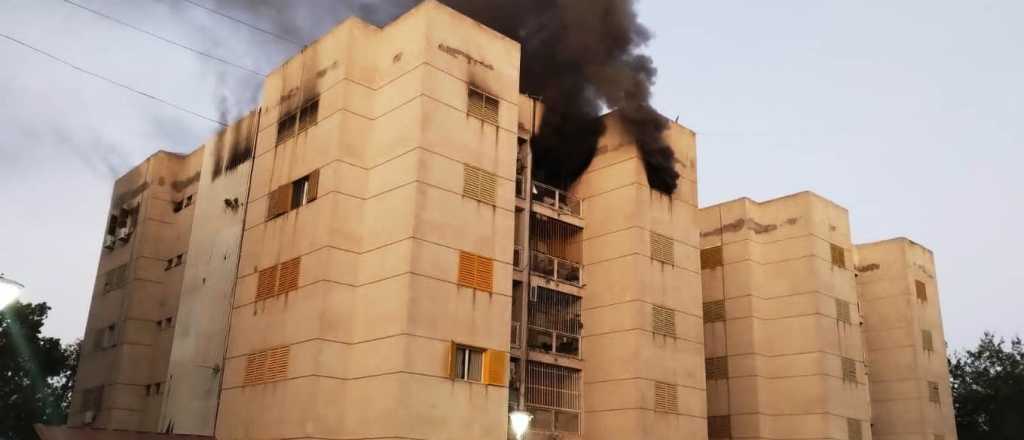 Soldaba una ventana y se incendió un departamento en Ciudad