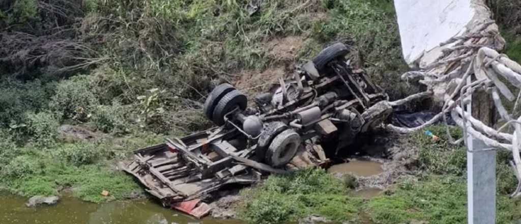 Choque multiple: un muerto y dos heridos al caer un camión de un puente