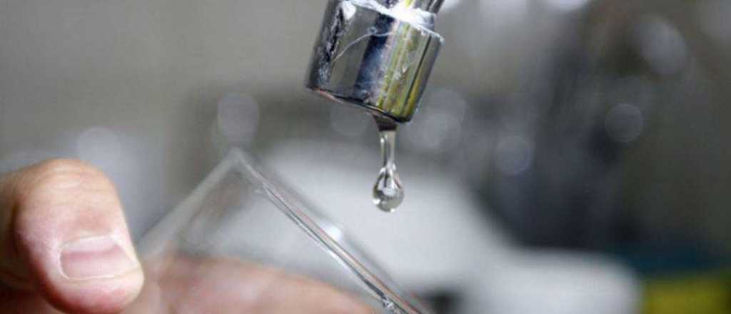 Corte imprevisto de agua potable en pleno centro mendocino