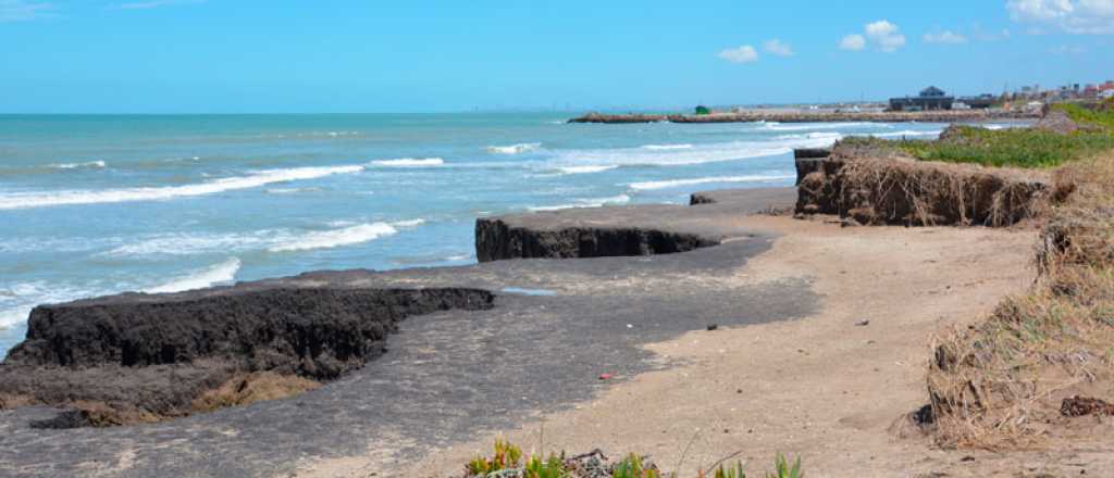 La playa de acantilados ideal para hacer trekking en donde viven 15 personas