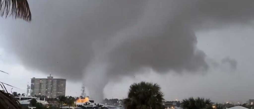 Videos: un impactante tornado azotó la casa de Lionel Messi