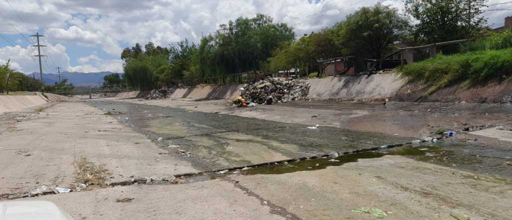 Impresionante cantidad de basura sacaron de un canal de Ciudad