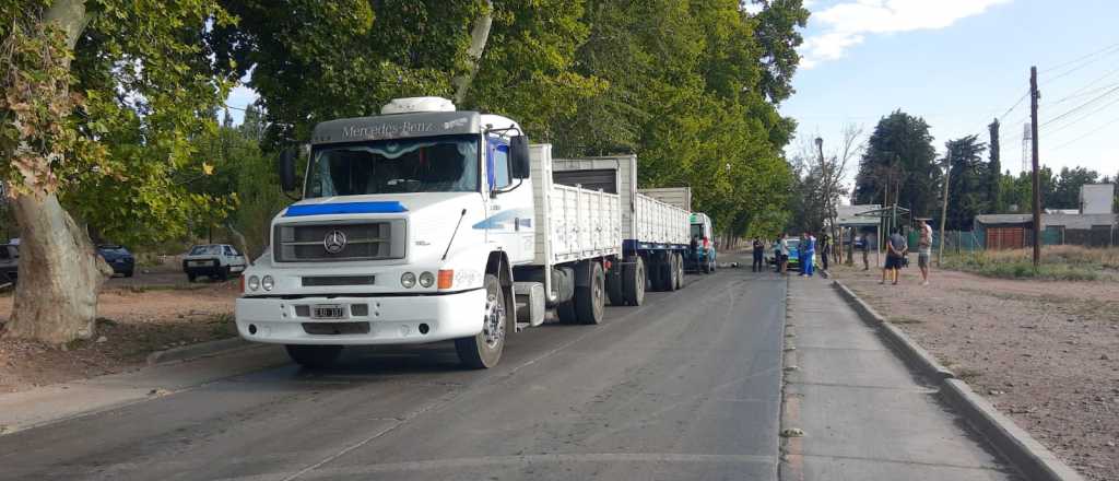 En un triple choque, murió un motociclista en Maipú y un conductor se fugó