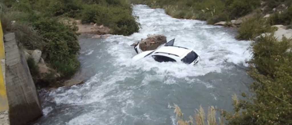 Murió una turista de 20 años al caer con un auto a un arroyo en el Manzano