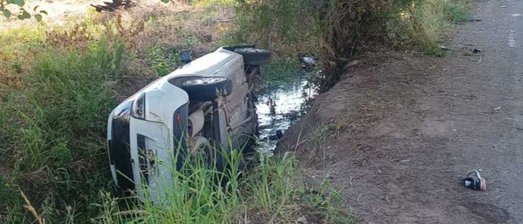 Una motociclista murió tras chocar y caer a un cauce de agua en Luján