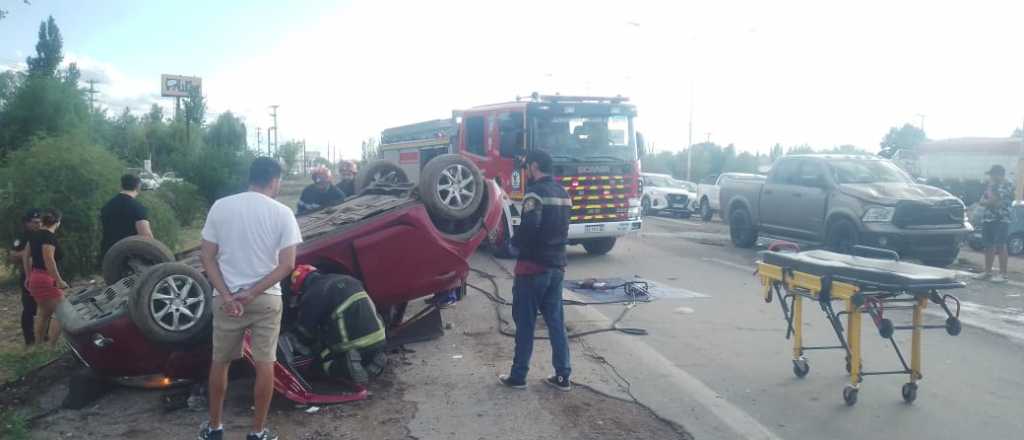 Un auto chocó de frente y volcó en el Acceso Sur