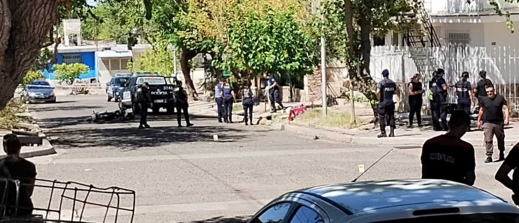 Un delivery murió al chocar a un móvil policial en el barrio Infanta