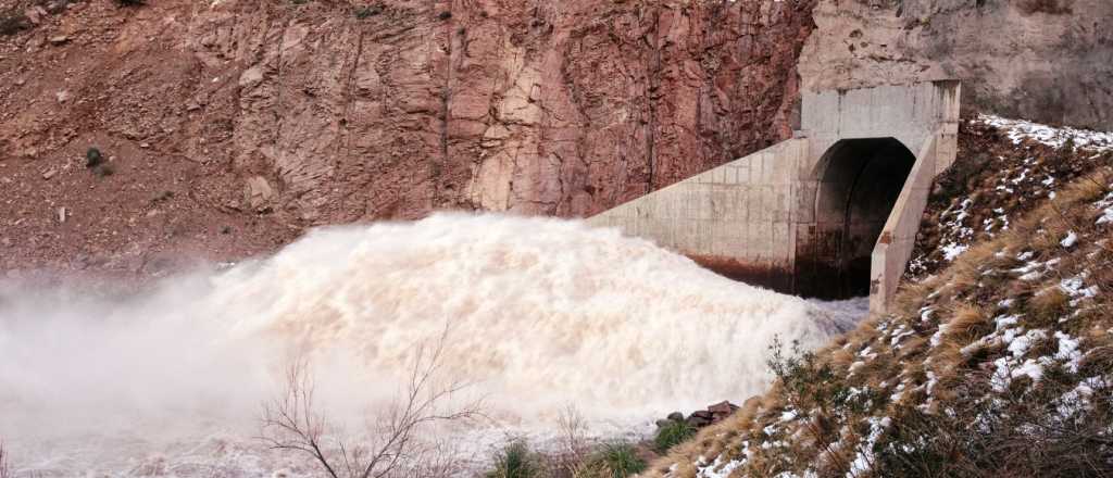 Abrirán las compuertas de Potrerillos para bajar el nivel del embalse