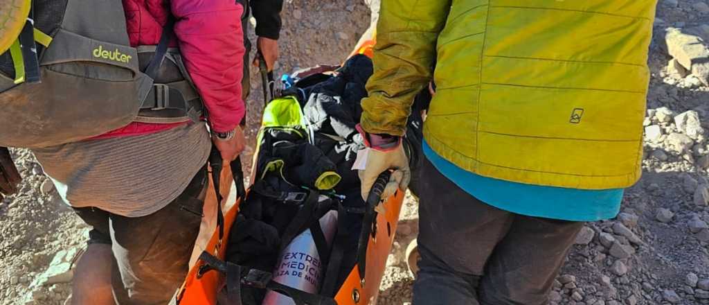 Impactantes imágenes del rescate de un andinista en grave estado del Aconcagua