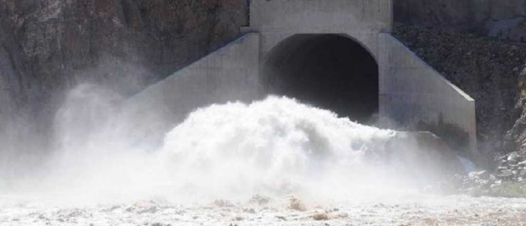 Cómo es la apertura de compuertas para que baje el agua en Potrerillos 