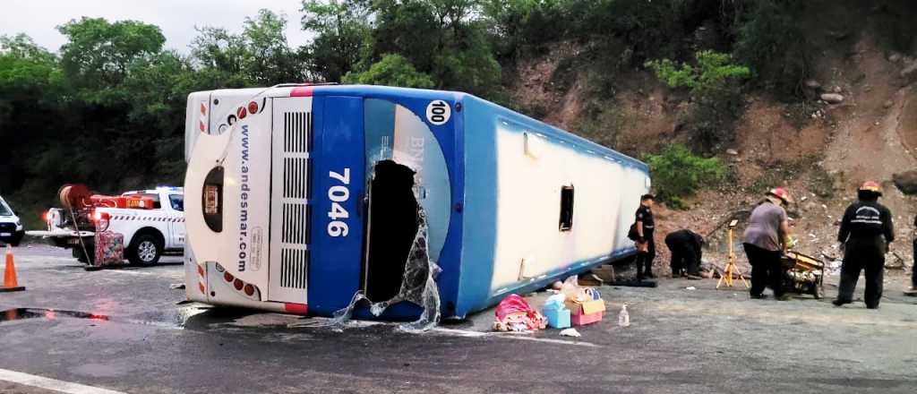 Un micro que venía a Mendoza chocó con un camión: hay 3 muertos