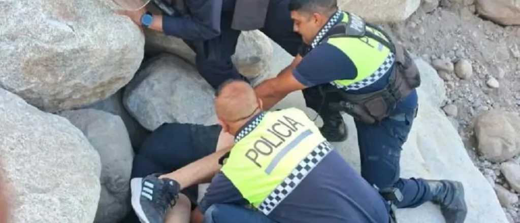 Un joven se tomaba selfies, se le cayó el celular y quedó atrapado entre rocas