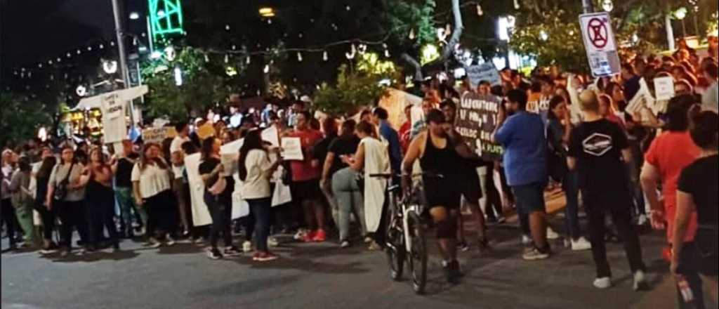 Docentes y trabajadores de Salud marcharon en La Rioja contra la cuasimoneda