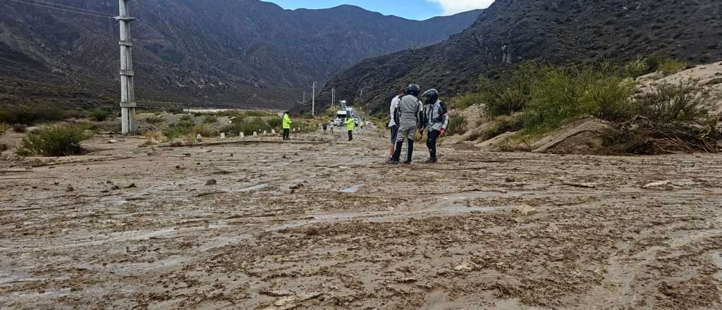 Ruta 7 cortada por un alud de barro y piedras caído antes de la Curva de Guido