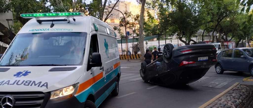 Choque y vuelco en pleno centro de Mendoza en la mañana de este viernes