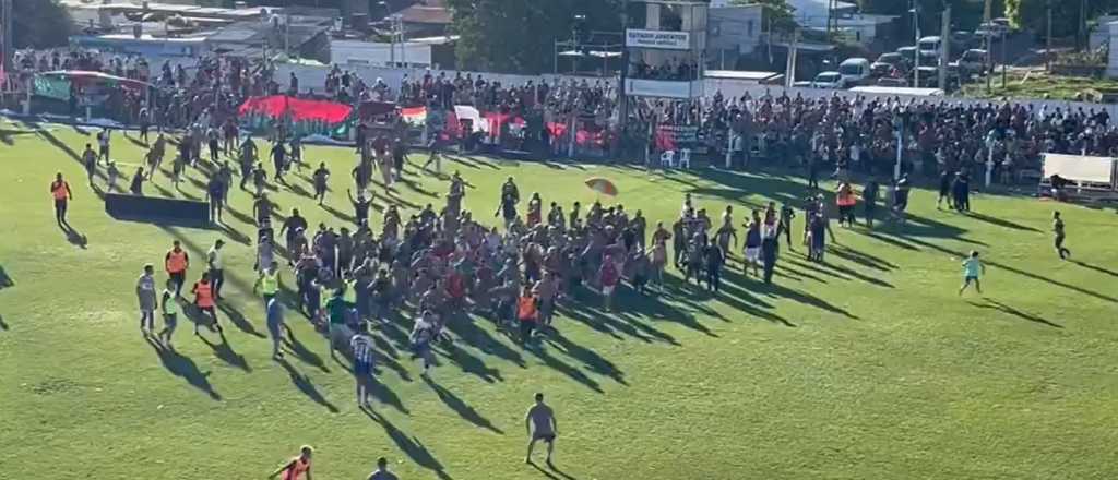 Locura en el fútbol uruguayo: ascendieron y sus hinchas golpearon a rivales