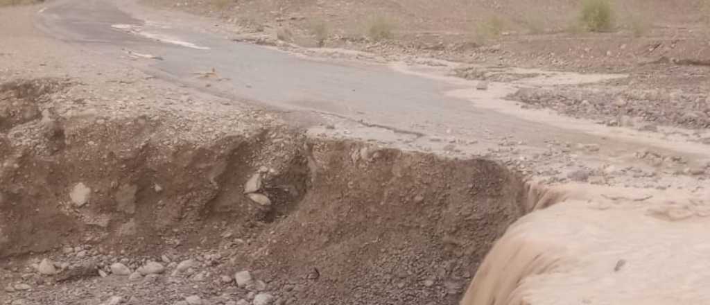 Lluvia, barro, socavones y ruta cortada en San Juan 