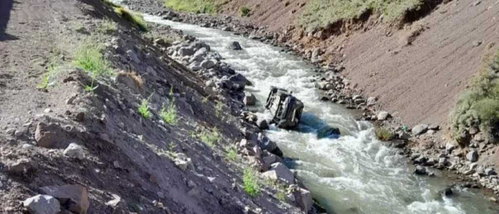 Un auto con tres ocupantes se desbarrancó en el Pehuenche y cayó al río