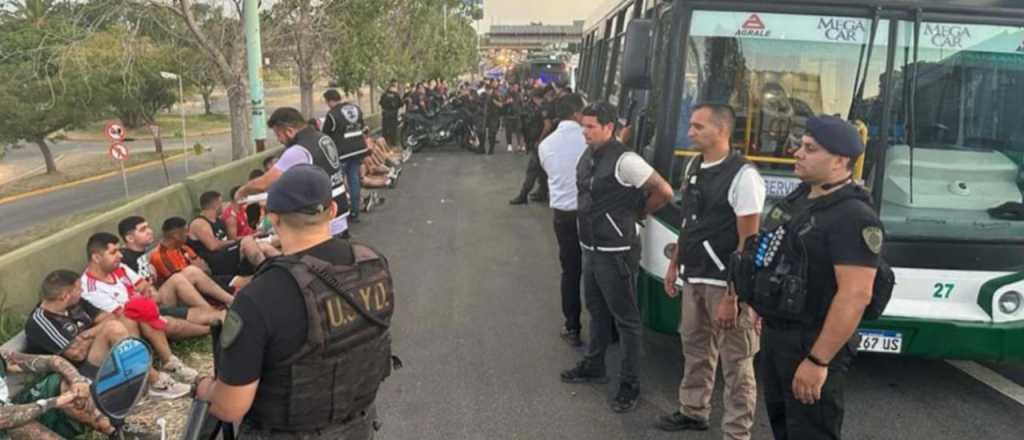 Videos: una pelea entre barras de River dejó 30 detenidos